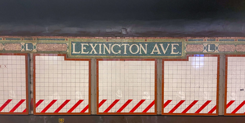 I cartelli della metropolitana a New York: il significato nascosto dei suoi colori