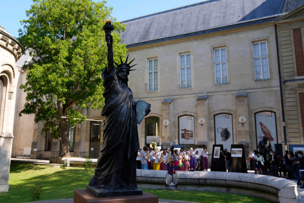 La Statua della Libertà in miniatura è in arrivo a New York per essere esposta a Ellis Island