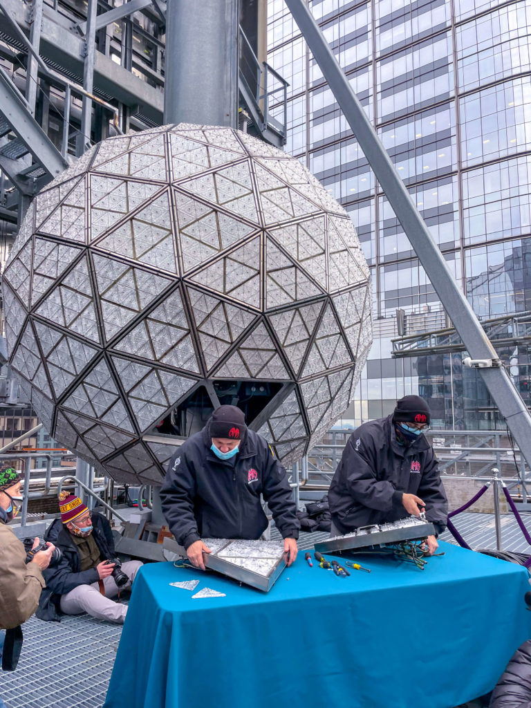 Sfera di Times Square: installazione dei nuovi cristalli per la “palla di Capodanno”